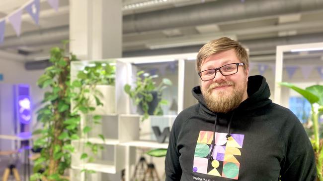 Wordpress-kehittäjä Miika Arponen hymyilee Wunderin Helsingin toimistolla.